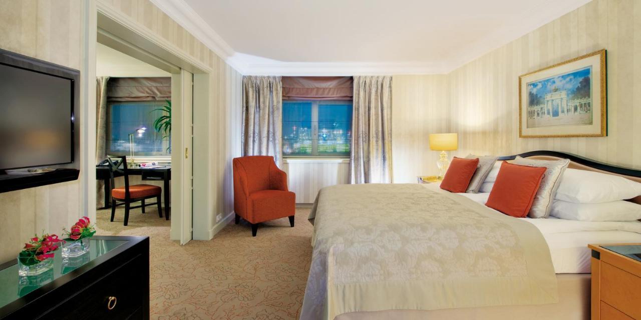 One Bedroom Suite with King Bed and Park View,1275548062:JPEG